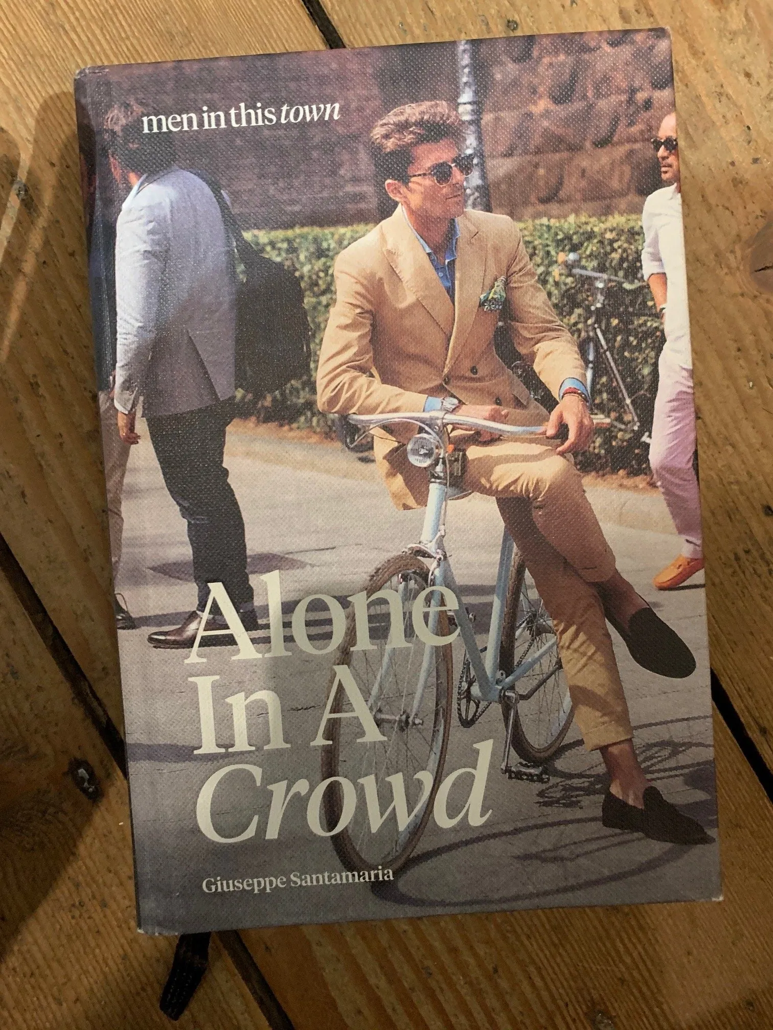 Alone In A The Crowd  - Giuseppe Santamaria - Hardback