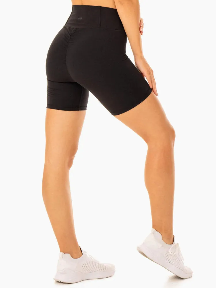 FORM SCRUNCH BUM SHORTS BLACK