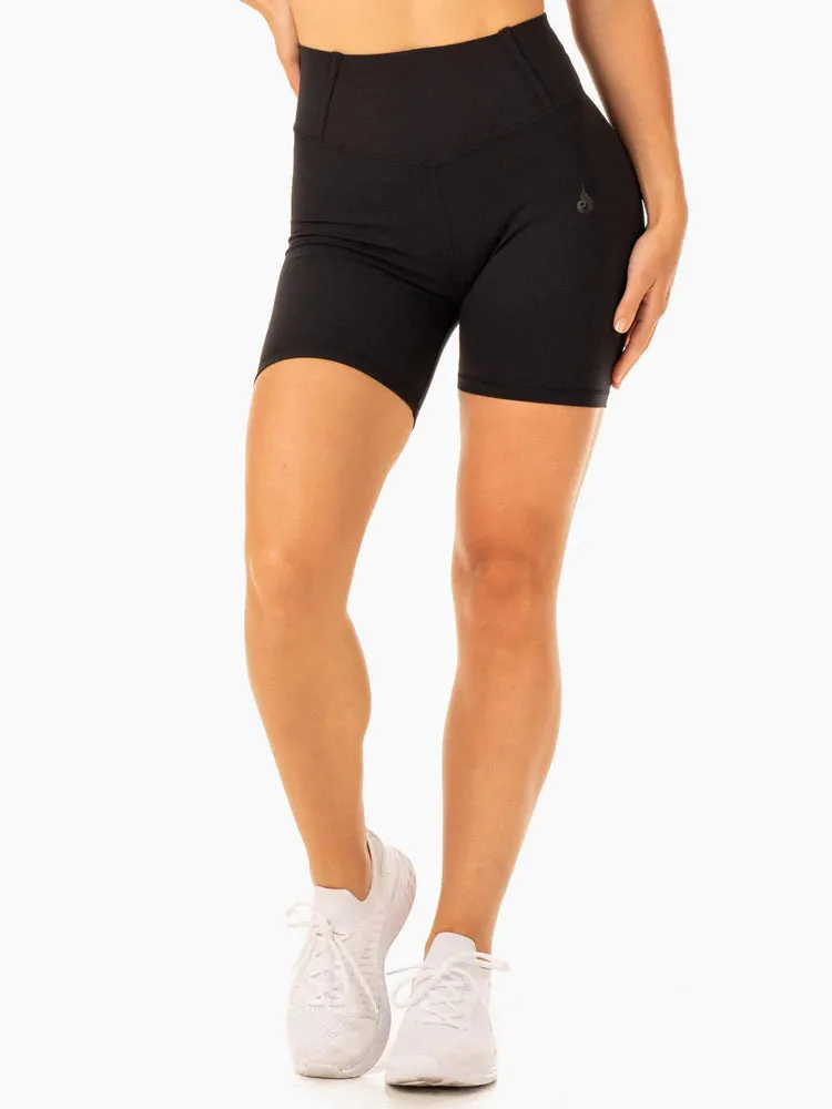 FORM SCRUNCH BUM SHORTS BLACK