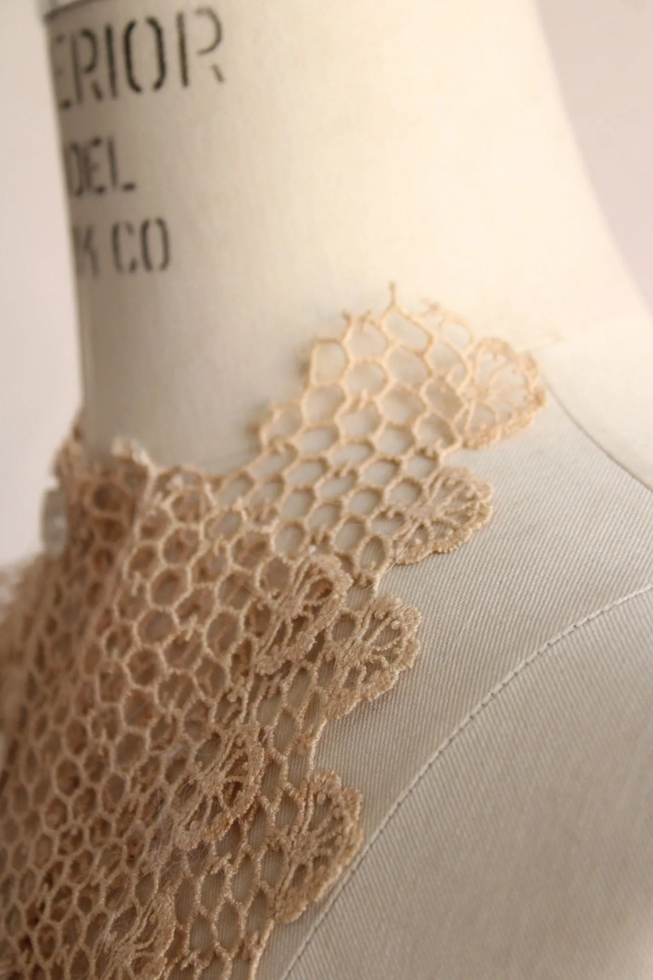 Vintage 1930s 1940s Lace Collar, Ivory or Beige Jabot with Buttons