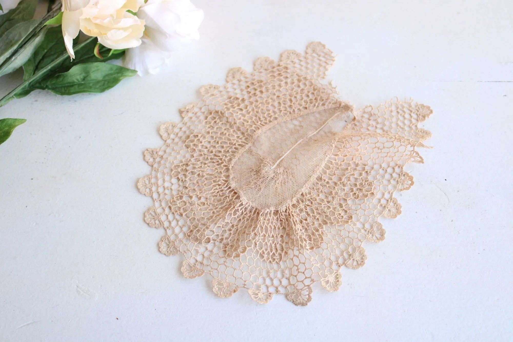 Vintage 1930s 1940s Lace Collar, Ivory or Beige Jabot with Buttons